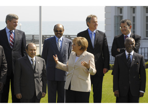 Bundeskanzlerin Merkel beim G8 Gruppenfoto mit den Afrika Outreach-Vertretern