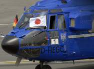 Die japanische Fahne weht am Hubschrauber des japanischen Ministerpräsidenten