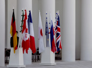 Fahnen der G8 Länder im Eingangsbereich des Tagungshotels Kempinski in Heiligendamm