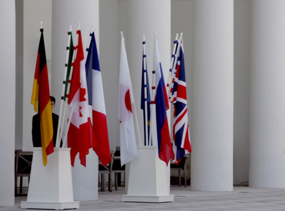 Fahnen der G8 Länder im Eingangsbereich des Tagungshotels Kempinski in Heiligendamm