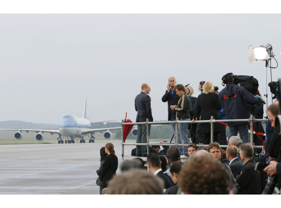 Pressefotografen am Flughafen Rostock-Laage während der Landung der Airforce One