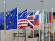 Wehende G8- und Europafahnen
