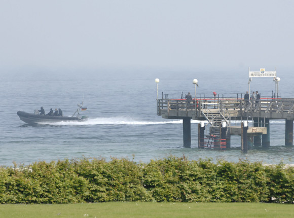 Ein Wachboot passiert die Seebrücke in Heiligendamm