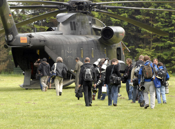 Pressefotografen auf dem Weg zum Hubschrauber nach Heiligendamm