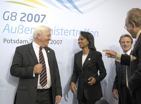 Außenminister Steinmeier mit seiner amerikanischen Amtskollegin Rice bei der gemeinsamen Pressekonferenz (r. der französiche Außenminister Kouchner und der pakistanische Außenminister Kasuri)