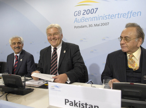 Außenminister Steinmeier mit dem afghanischen Außenminister Spanta und dem pakistanischen Außenminister Kasuri (r.)