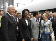 Bundesaußenminister Steinmeier und seine Amtskollegen aus den USA, Rice, und Japan, Taro Aso, stehen gemeinsam mit der EU Außenkommissarin Ferrero-Waldner auf dem Bahnsteig des Kaiserbahnhofs in Potsdam