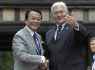 Außenminister Steinmeier begrüßt seinen japanischen Amtskollegen Aso
