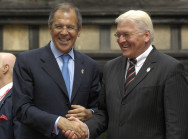 Außenminister Steinmeier begrüßt seinen russischen Amtskollegen Lawrow
