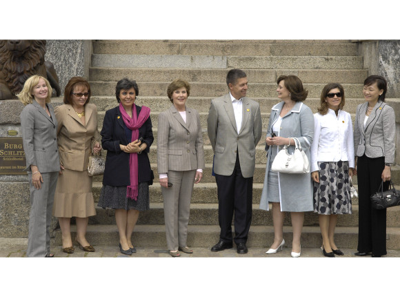 Familienfoto der G8-Partnerinnen vor der Burg Schlitz
