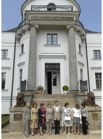 Familienfoto der G8-Partnerinnen vor der Burg Schlitz