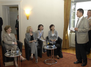 Joachim Sauer begrüßt die G8 Partnerinnen im Schlosshotel Burg Schlitz