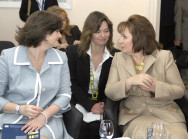 Cherie Blair im Gespräch mit Ludmilla Alexandrowna Putina (Mitte Dolmetscherin)
