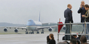 Journalisten beobachten die Landung der Maschine des amerikanischen Präsidenten auf dem Flughafen Rostock Laage