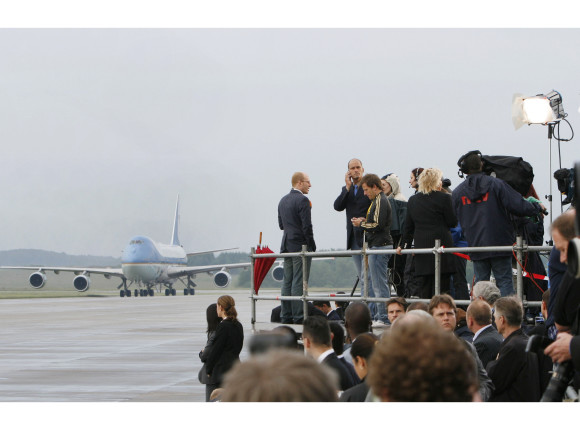 Journalisten beobachten die Landung der Maschine des amerikanischen Präsidenten auf dem Flughafen Rostock Laage