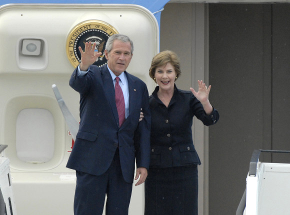 Der amerikanische Präsident George W. Bush und seine Frau Laura winken von der Gangway der Airforce One