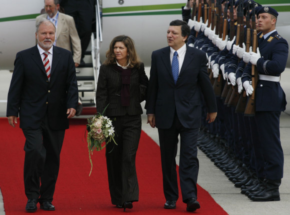 EU-Kommissionspräsident José Manuel Barroso, seine Frau Margarida Sousa Uva und Ministerpräsident Harald Ringstorff (Mecklenburg-Vorpommern) schreiten bei der Ankunft das Ehrenspalier der Luftwaffe ab