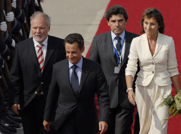 Der französische Staatspräsident Sarkozy und seine Frau Cécilia mit Ministerpräsident Ringstorff auf dem roten Teppich