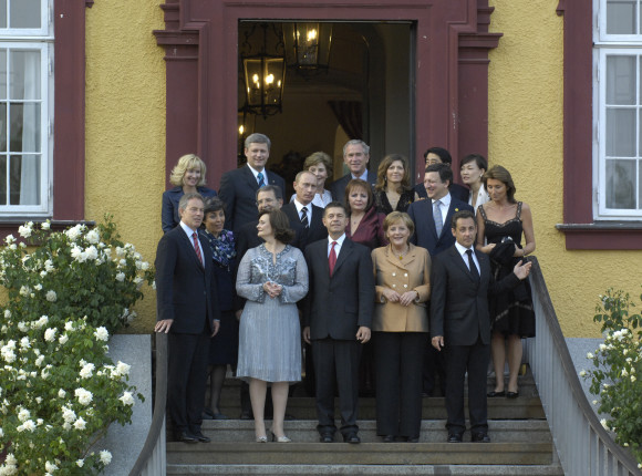 Gruppenfoto der G8-Staats- und Regierungschefs auf der Treppe von Gut Hohen Luckow