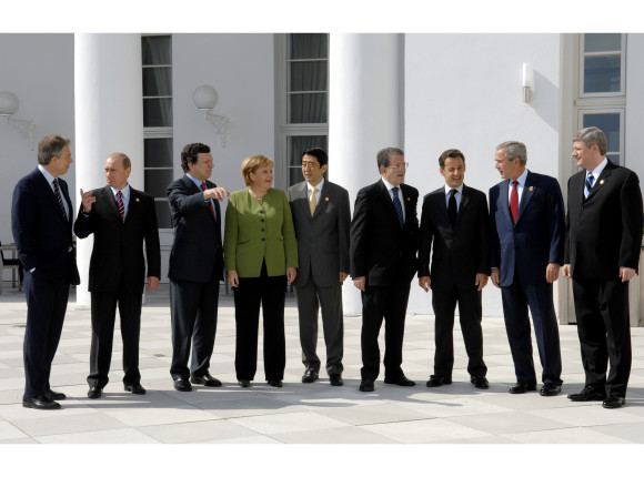 Die Staatschefs am Kurhaus: v.l.: Tony Blair (Großbritannien), Wladimir Putin (Russland), EU-Kommissionspräsident José Barroso, Bundeskanzlerin Angela Merkel, Shinzo Abe (Japan), Romano Prodi (Italien), Nicolas Sarkozy (Frankreich), Georg W. Bus....