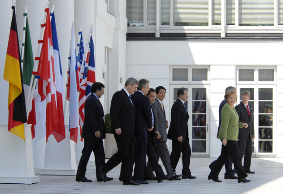 Familienfoto, v.l.: José Manuel Barroso (EU-Kommission), Stephen Harper (Kanada), Tony Blair (Großbritannien), Nicolas Sarkozy (Frankreich), Shinzo Abe (Japan), Romano Prodi (Italien), Bundeskanzlerin Angela Merkel, George W. Bush (USA)