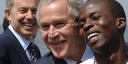 George Bush mit einem J8-Teilnehmer, im Hintergrund Tony Blair