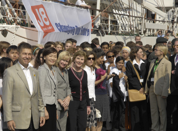 Die G8 Partnerinnen mit J8 Vertretern am Hafen von Wismar