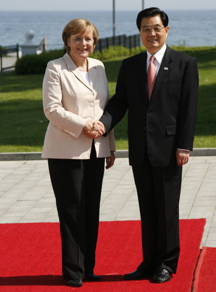 Bundeskanzlerin Angela Merkel begrüßt den chinesischen Präsidenten Hu Jintao