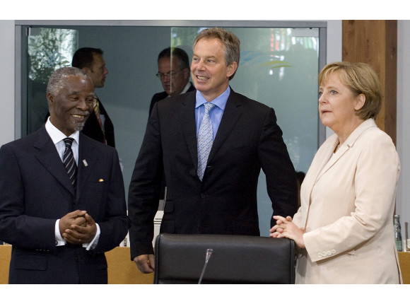 Thabo Mvuyelwa Mbeki (Präsident Südafrika), Tony Blair (Premierminister Großbritannien) und Bundeskanzlerin Angela Merkel zu Beginn der Sitzung