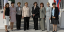 v.l. Margarida Souza Uva, Akie Abe, Laura Bush, Bundeskanzlerin Merkel, Cherie Blair, Ludmila Alexandrowna Putina, Laureen Harper und Flavia Franzoni Prodi