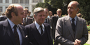 Der Bundesminister für Wirtschaft, Otto Graf Lambsdorff (l.), Bundeskanzler Helmut Schmidt und der französische Staatspräsident, Valéry Giscard d'Estaing, gehen nach der ersten Arbeitssitzung im Palais Schaumburg durch den Park des Bundeskanzeramts.