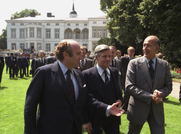 Der Bundesminister für Wirtschaft, Otto Graf Lambsdorff (l.), Bundeskanzler Helmut Schmidt und der französische Staatspräsident, Valéry Giscard d'Estaing, gehen nach der ersten Arbeitssitzung im Palais Schaumburg durch den Park des Bundeskanzeramts.