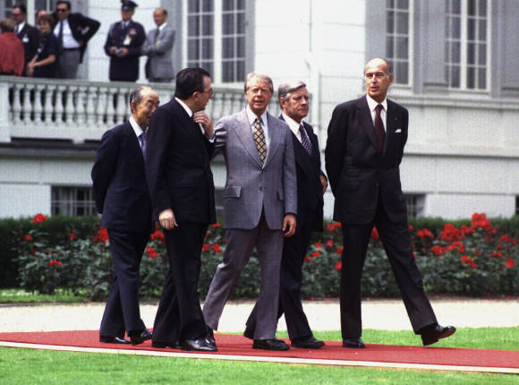 Teilnehmer des G7-Treffens unterhalten sich im Park.