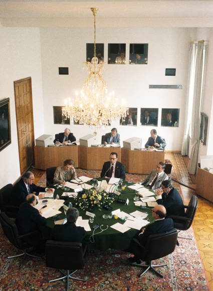 Konferenz der Staats- und Regierungschefs der sieben führenden westlichen Industrienationen im historischen Kabinettsaal des Palais Schaumburg.