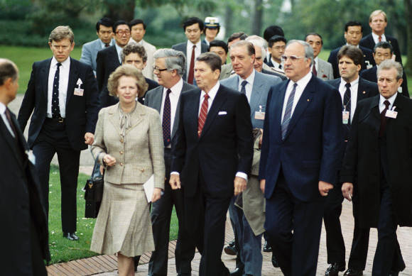 Vordere Reihe v.r.: Bundeskanzler Helmut Kohl, der amerikanische Präsident Ronald Reagan und die britische Premierministerin Margaret Thatcher machen einen Spaziergang vom Palais Schaumburg zum Bundeskanzleramt.