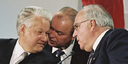Bundeskanzler Helmut Kohl (r.) und Russlands Präsident Borsi Jelzin (l.) geben anlässlich ihrer Teilnahme am G-7-Gipfeltreffen der Staats- und Regierungschefs der sieben führenden westlichen Industrienationen eine Pressekonferenz.