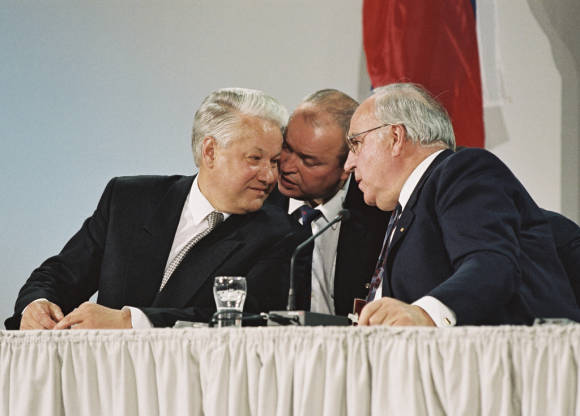 Bundeskanzler Helmut Kohl (r.) und Russlands Präsident Borsi Jelzin (l.) geben anlässlich ihrer Teilnahme am G-7-Gipfeltreffen der Staats- und Regierungschefs der sieben führenden westlichen Industrienationen eine Pressekonferenz.