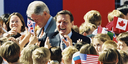 Bundeskanzler Gerhard Schröder und der amerikanische Präsident Bill Clinton werden von Kindern mit Fahnen begrüßt.