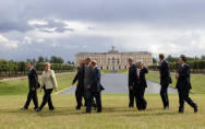 Angela Merkel und die G8-Staats- und Regierungschefs vor dem Konstantinowski Palast in St. Petersburg