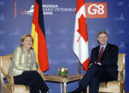 Bundeskanzlerin Angela Merkel im Gespräch mit Stephen Harper, Premierminister Kanadas, am Rande des G8-Weltwirtschaftsgipfels.