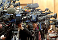 Kameraleute auf einer Pressekonferenz