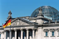 Deutschlandfahne vor dem Reichstagsgebäude, dem Sitz des Deutschen Bundestages.