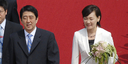 Japanese Prime Minister Shinzo Abe and his wife, Akie Abe, are welcomed by Harald Ringstorff, Minister-President of Mecklenburg-Western Pomerania, and a guard of honour