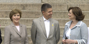 Family photo with G8 leaders' partners in front of Schlitz Castle