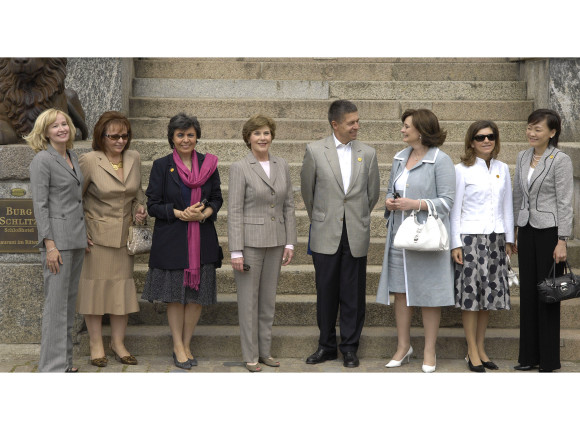 Family photo with G8 leaders' partners in front of Schlitz Castle