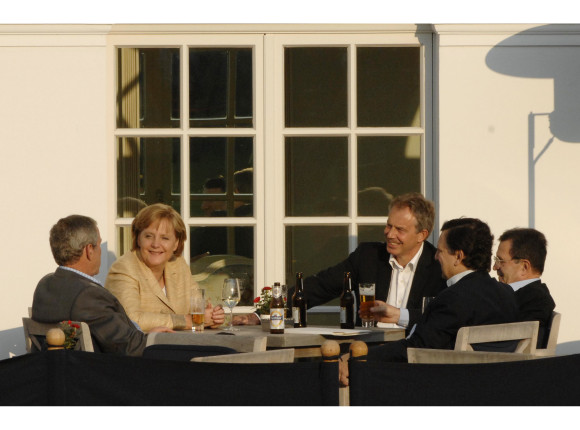 Angela Merkel talking to George W. Bush, Tony Blair, Romano Prodi and José Manuel Barroso