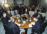 Federal Chancellor Helmut Kohl leads the 1992 discussions between the Heads of State and Government of the seven leading industrial nations.